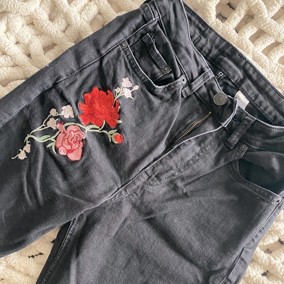 Divided Embroidered Jeans - Picture 3 of 5